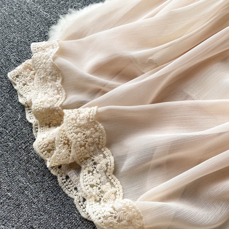 Robe mi-longue en mousseline de soie française à col en V et dentelle douce 609