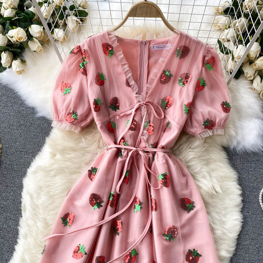 Robe trapèze rose à col en V et fraises 626