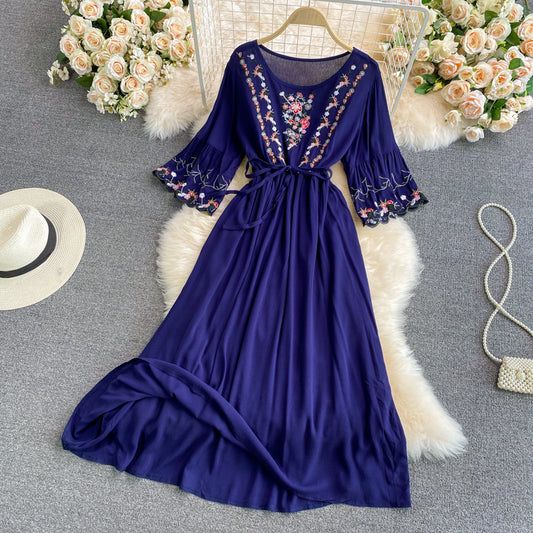 Robe brodée à manches longues douce 607