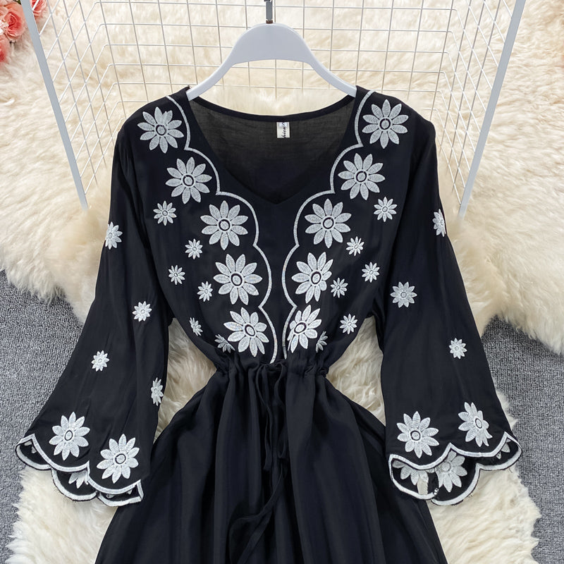 Jolie robe brodée coupe A 639