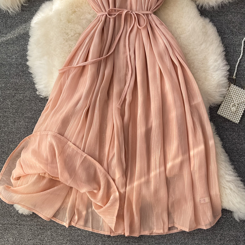 Robe mignonne à épaules dénudées et coupe trapèze 587