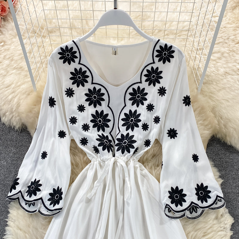 Jolie robe brodée coupe A 639