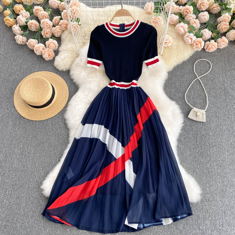 Robe mignonne à col rond et coupe trapèze 514