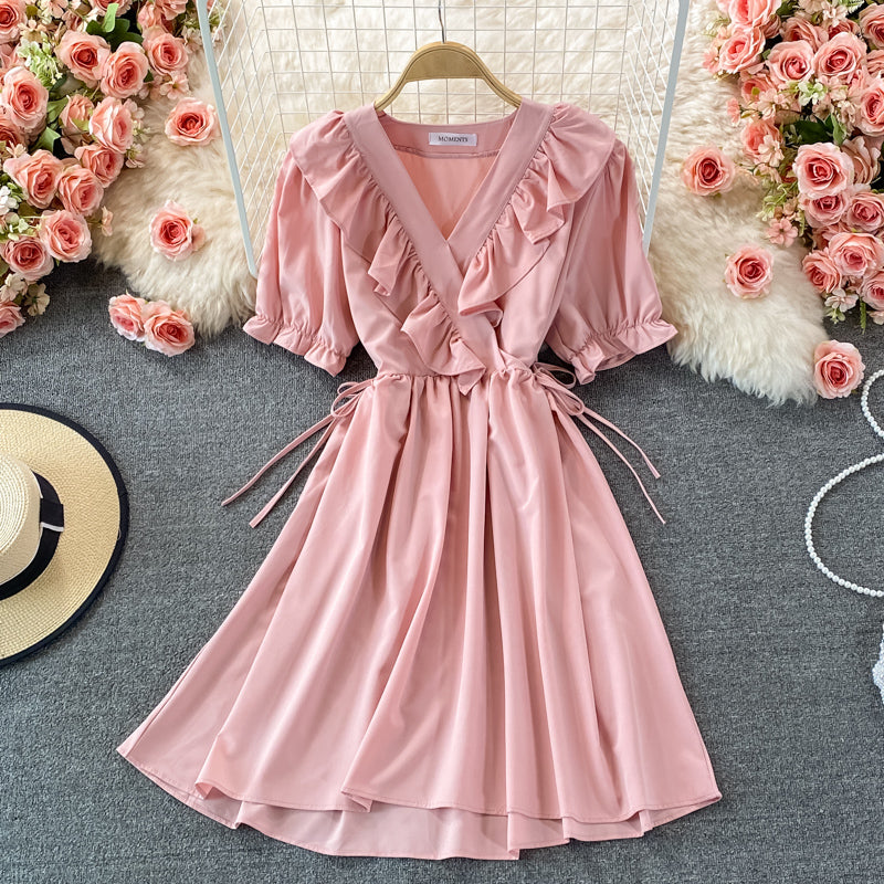Robe courte à col en V mignonne et tendance 490