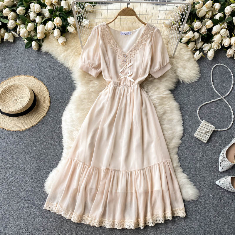 Robe mi-longue en mousseline de soie française à col en V et dentelle douce 609