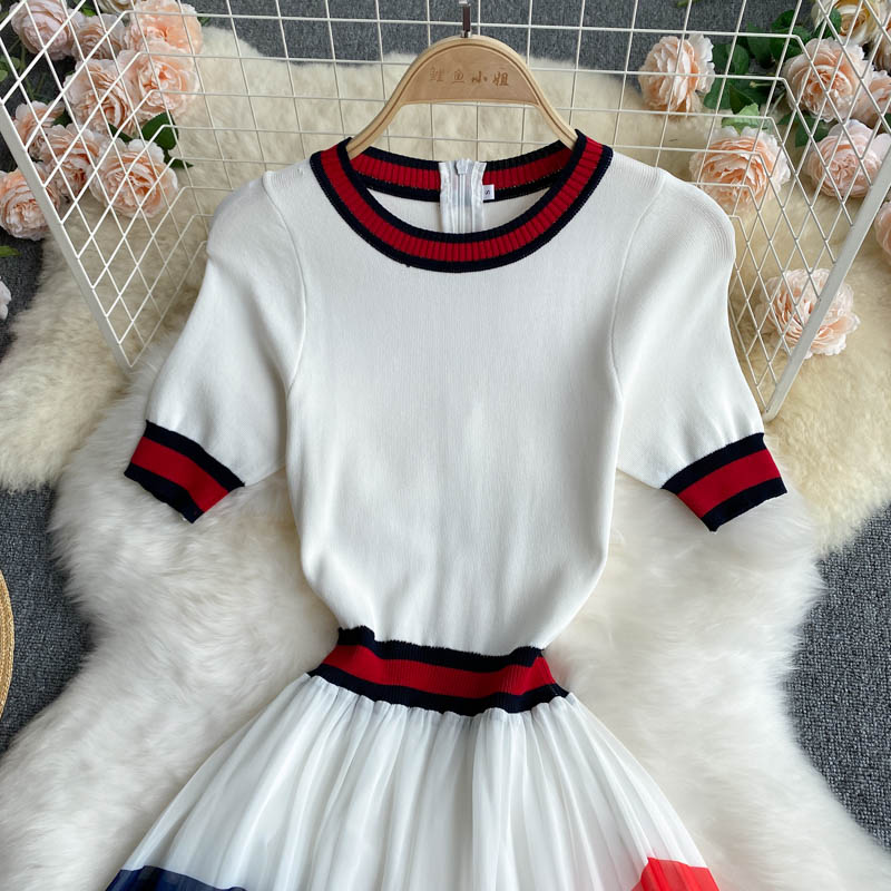 Robe mignonne à col rond et coupe trapèze 514