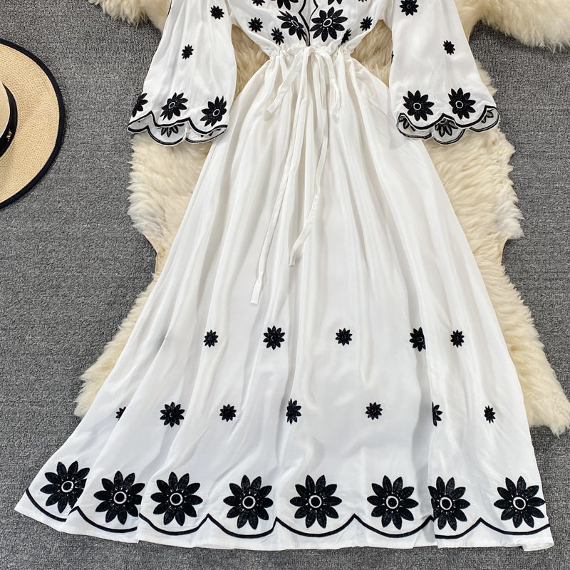 Jolie robe brodée coupe A 639