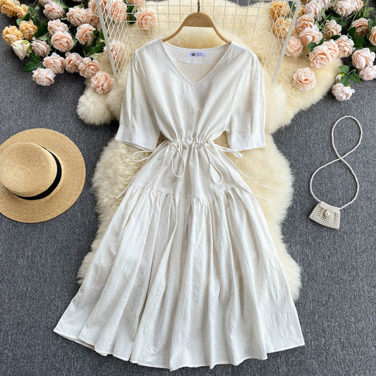 Robe courte à col en V mignonne et tendance 616