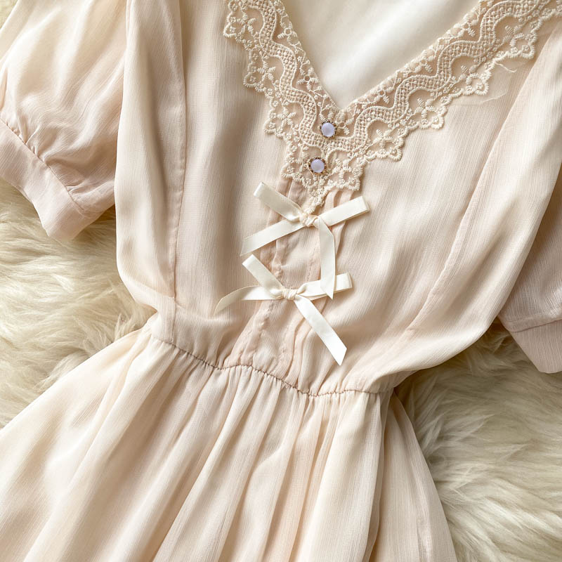 Robe mi-longue en mousseline de soie française à col en V et dentelle douce 609
