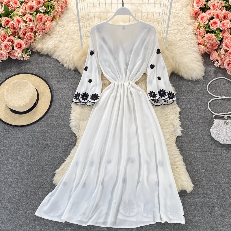 Jolie robe brodée coupe A 639