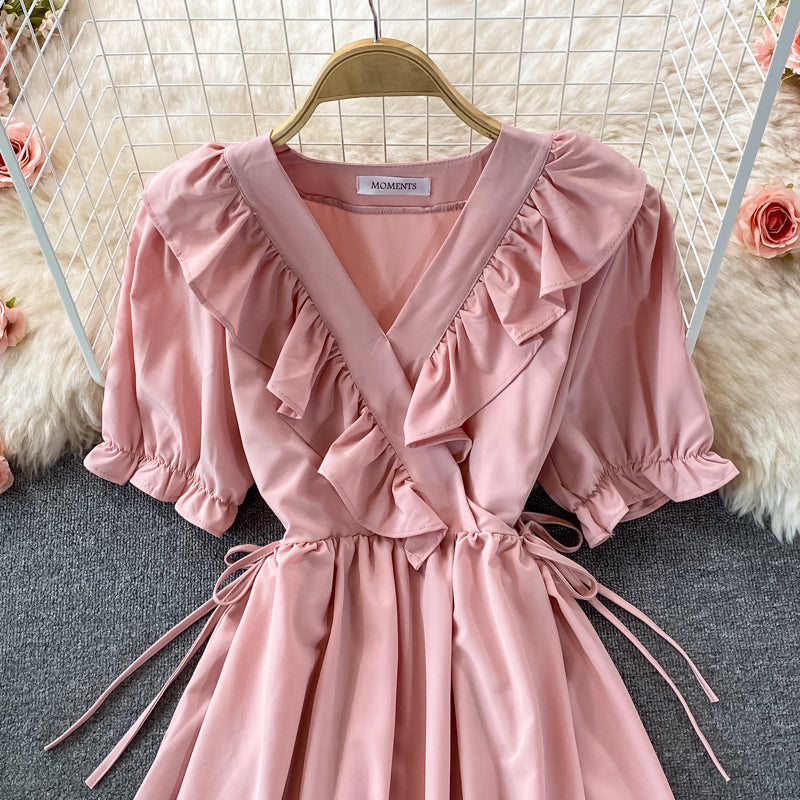 Robe courte à col en V mignonne et tendance 490