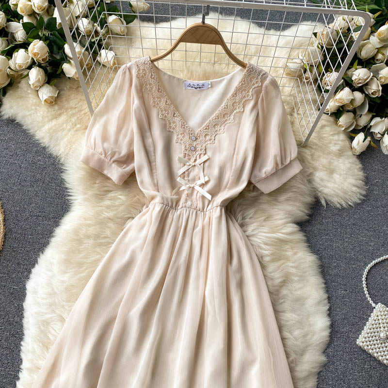 Robe mi-longue en mousseline de soie française à col en V et dentelle douce 609