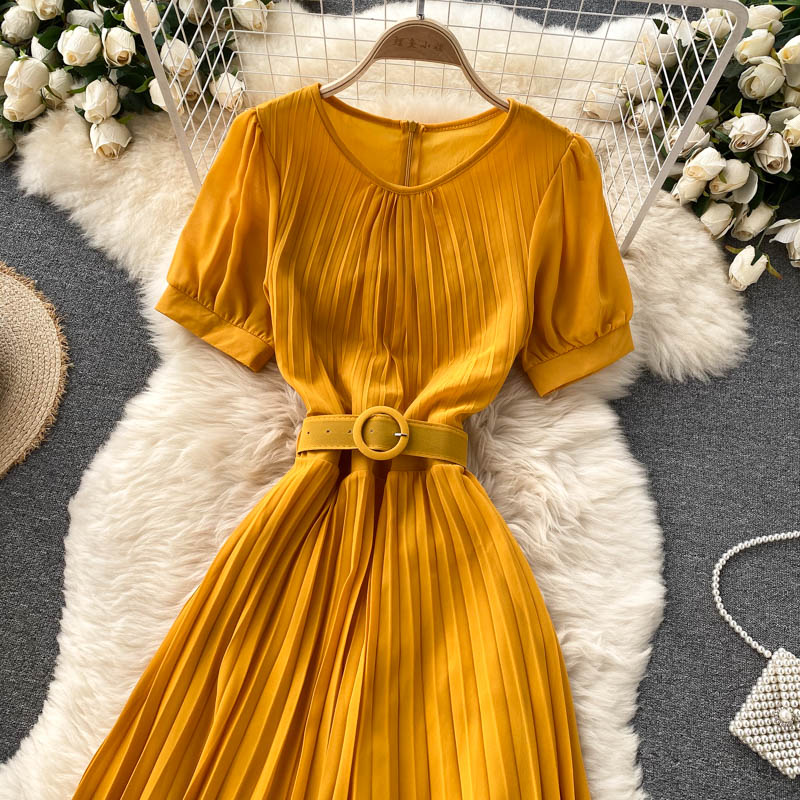 Robe courte en mousseline de soie simple et tendance 554