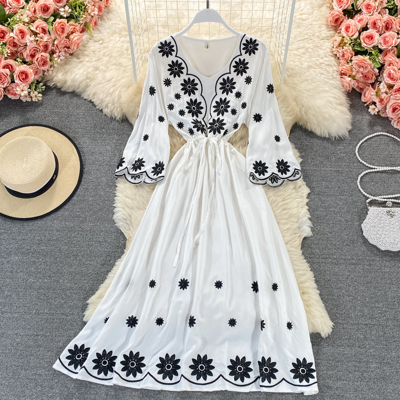 Jolie robe brodée coupe A 639