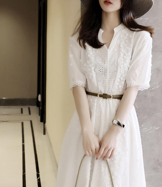 Robe blanche élégante à découpes en coupe A 585 