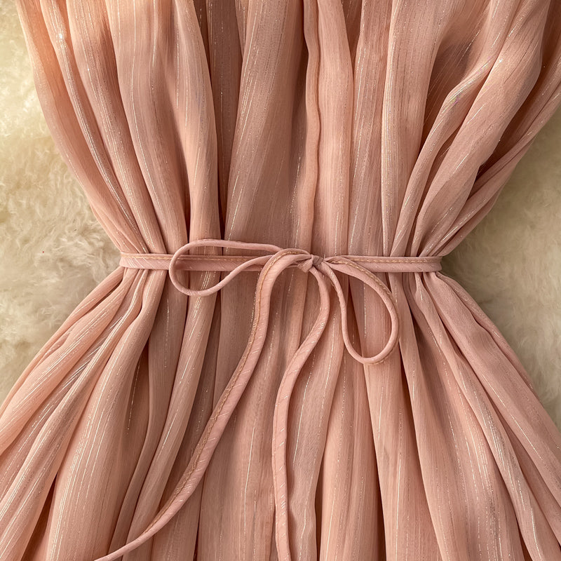Robe mignonne à épaules dénudées et coupe trapèze 587