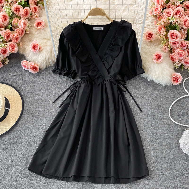 Robe courte à col en V mignonne et tendance 490