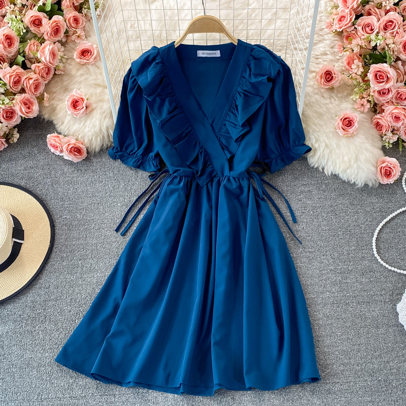 Robe courte à col en V mignonne et tendance 490