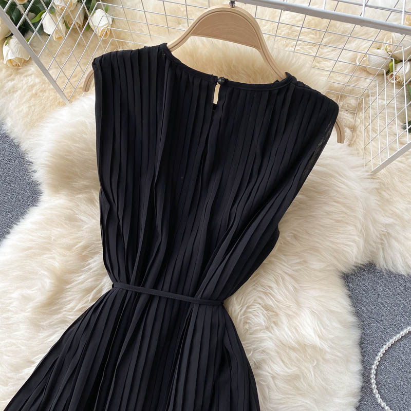 Robe courte noire à coupe trapèze 568