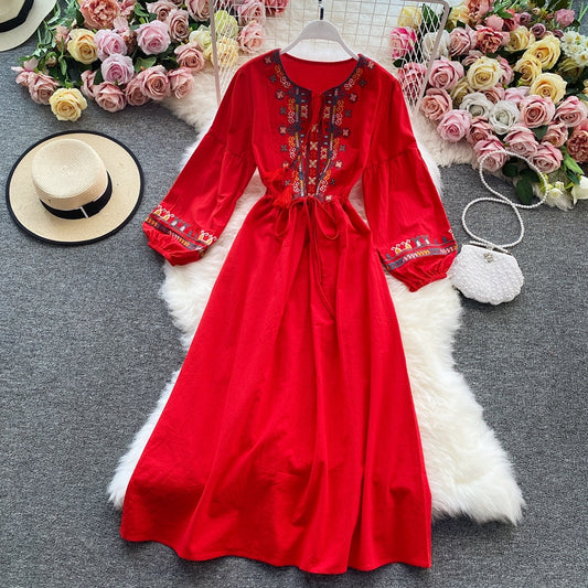 Süßes besticktes Langarmkleid 484