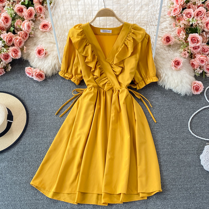 Robe courte à col en V mignonne et tendance 490