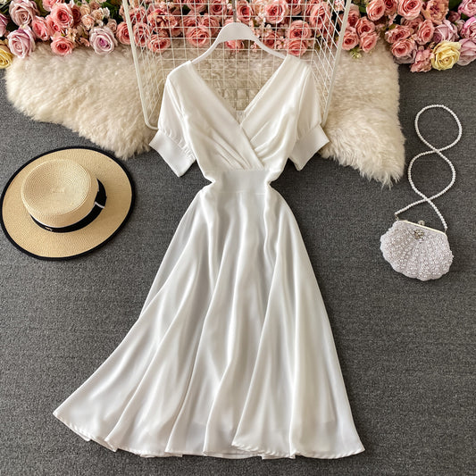 Robe courte à col en V mignonne et tendance 589