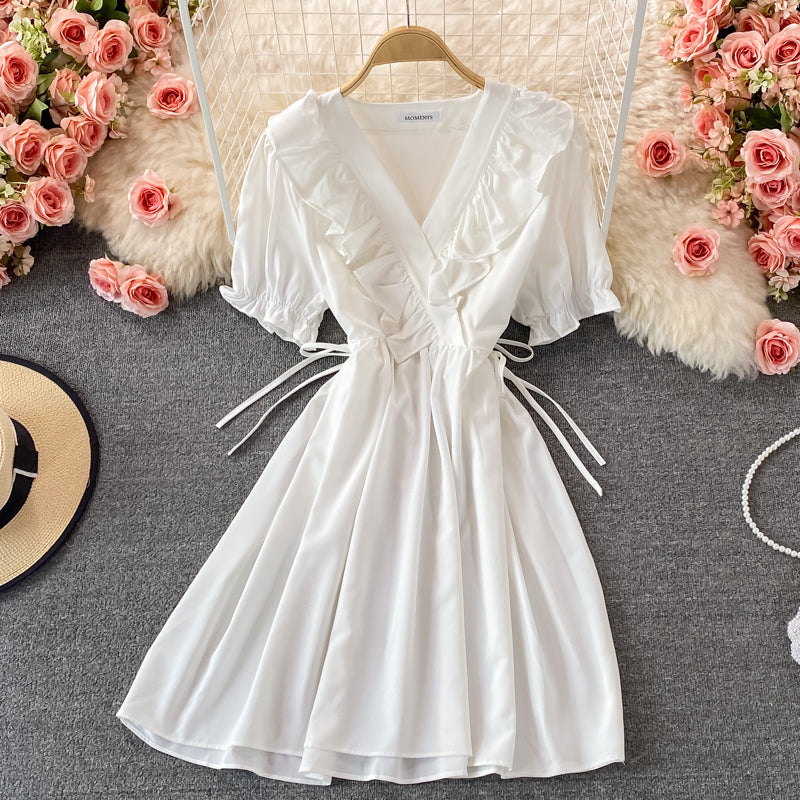 Robe courte à col en V mignonne et tendance 490