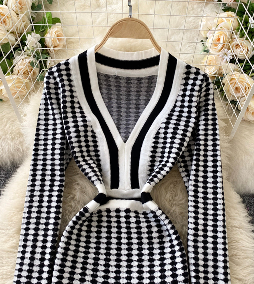 Stylish v neck knitted dress  192