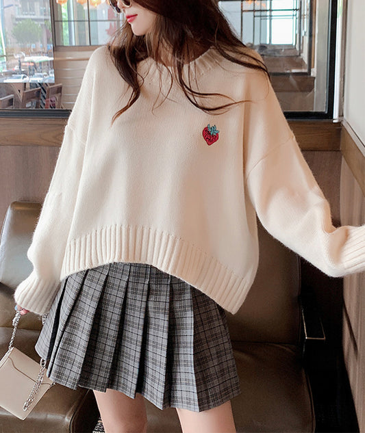 Pull ample à col rond mignon avec broderie de fraises et manches longues 108