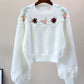 Süßer Pullover mit weißen Blumen und langen Ärmeln 081