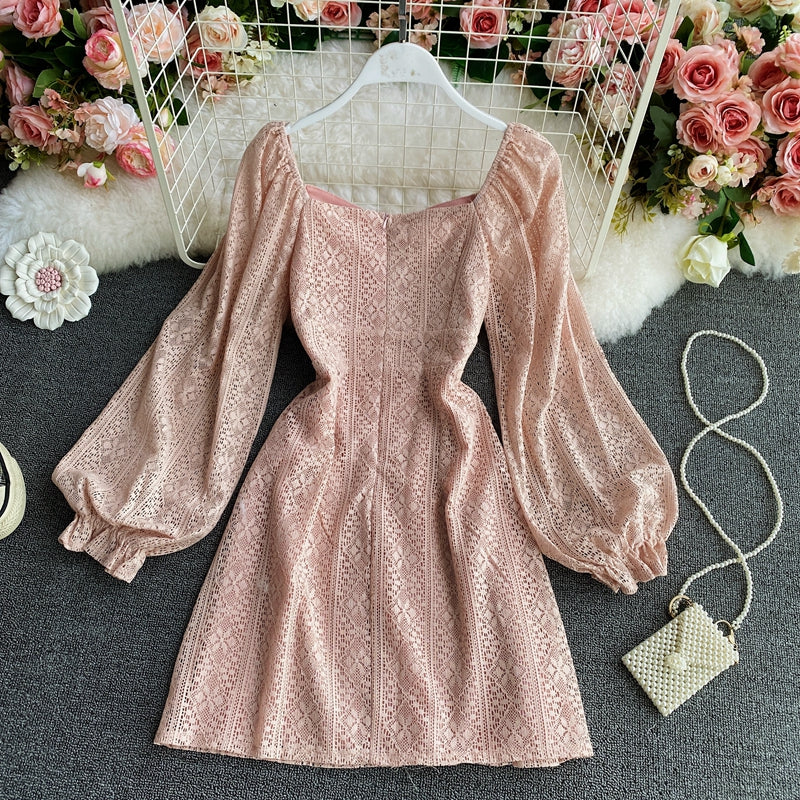 Langärmliges Spitzenkleid mit eckigem Ausschnitt und Laternenärmeln an der Taille 3155