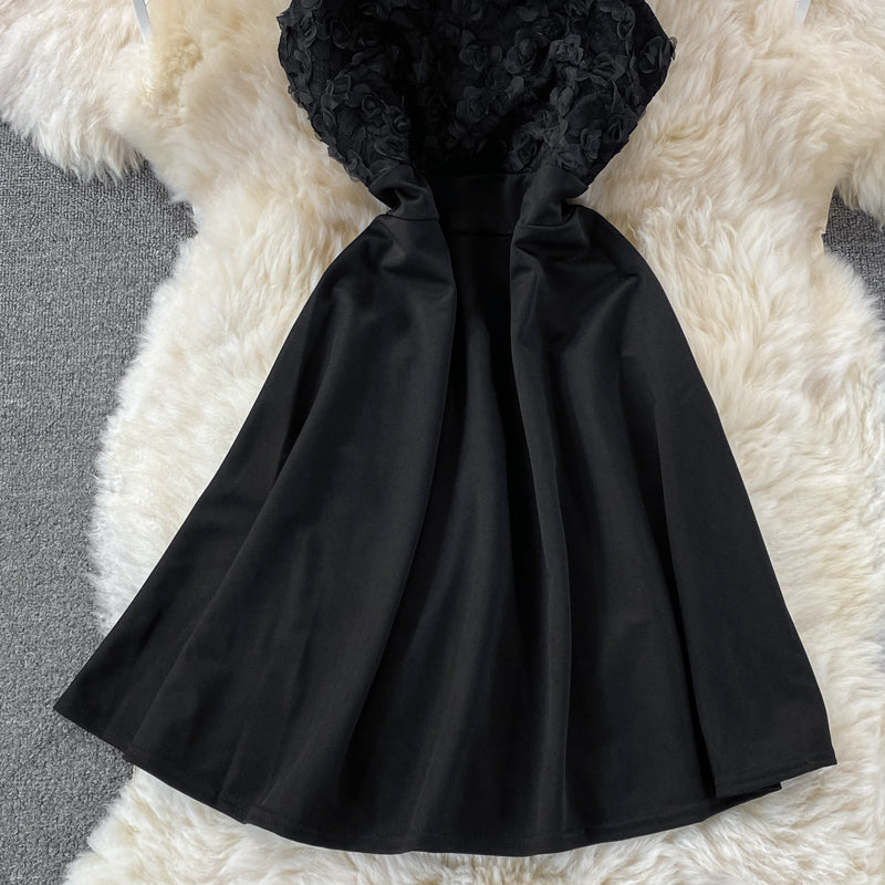 Trägerloses Kleid mit Stehkragen und Blütenblättern und hoher Taille 3215