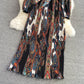 Temperamentvolles Plisseekleid mit Stehkragendruck 3362