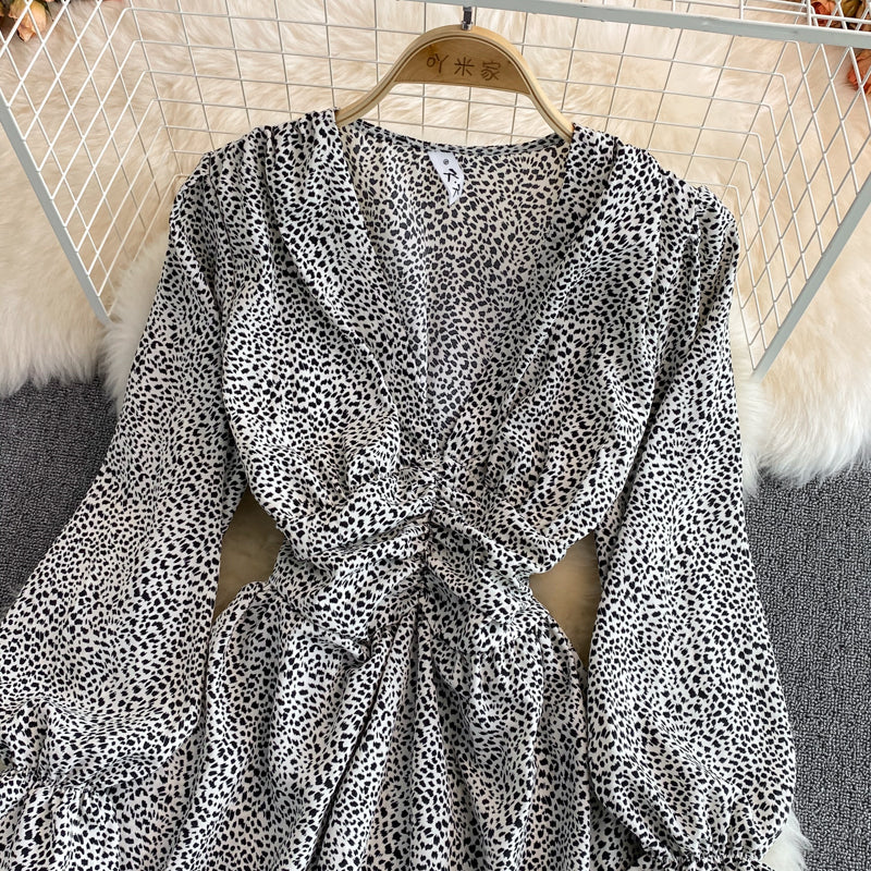Kleines Kleid mit Leopardenmuster und V-Ausschnitt mit Blasenärmeln 3128