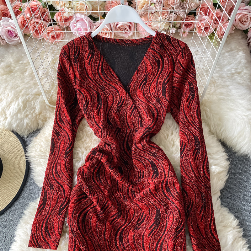 Langärmliges Kleid mit V-Ausschnitt und schmalem Hüftwickelrock 3151