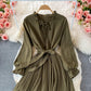 Leichtes Faltenkleid 3242 mit schmalem Stehkragen und Windbund