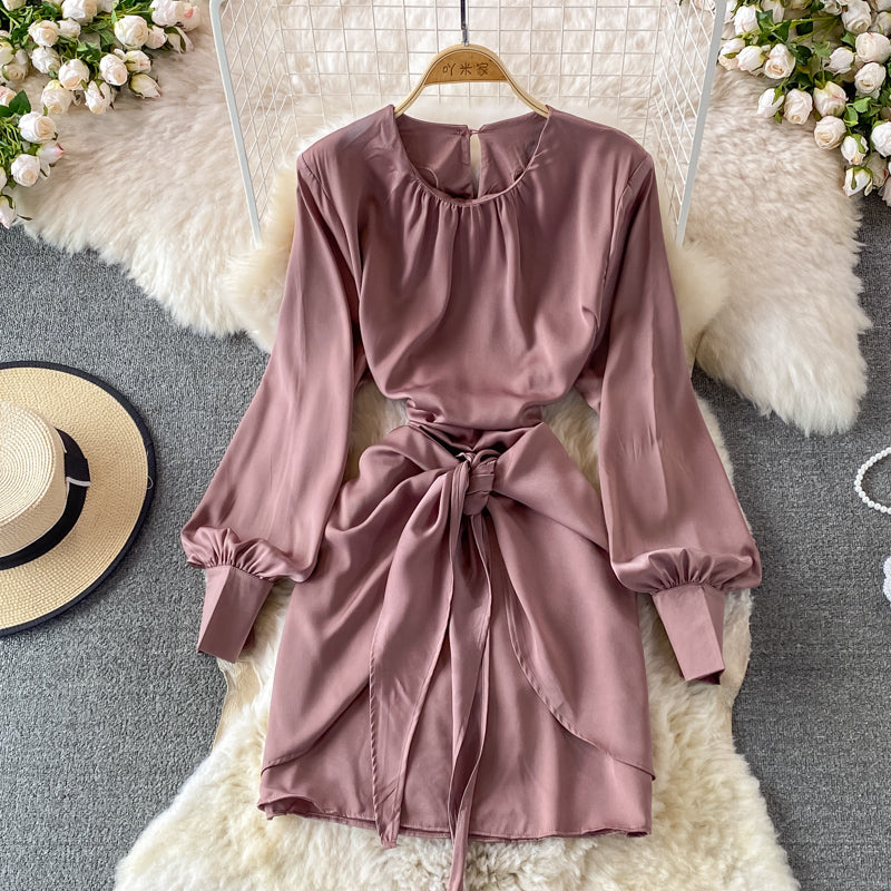 Rundhals-Temperament, schmale Taille, Langarm-Rüschenkleid 3123