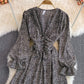 Kleines Kleid mit Leopardenmuster und V-Ausschnitt mit Blasenärmeln 3128