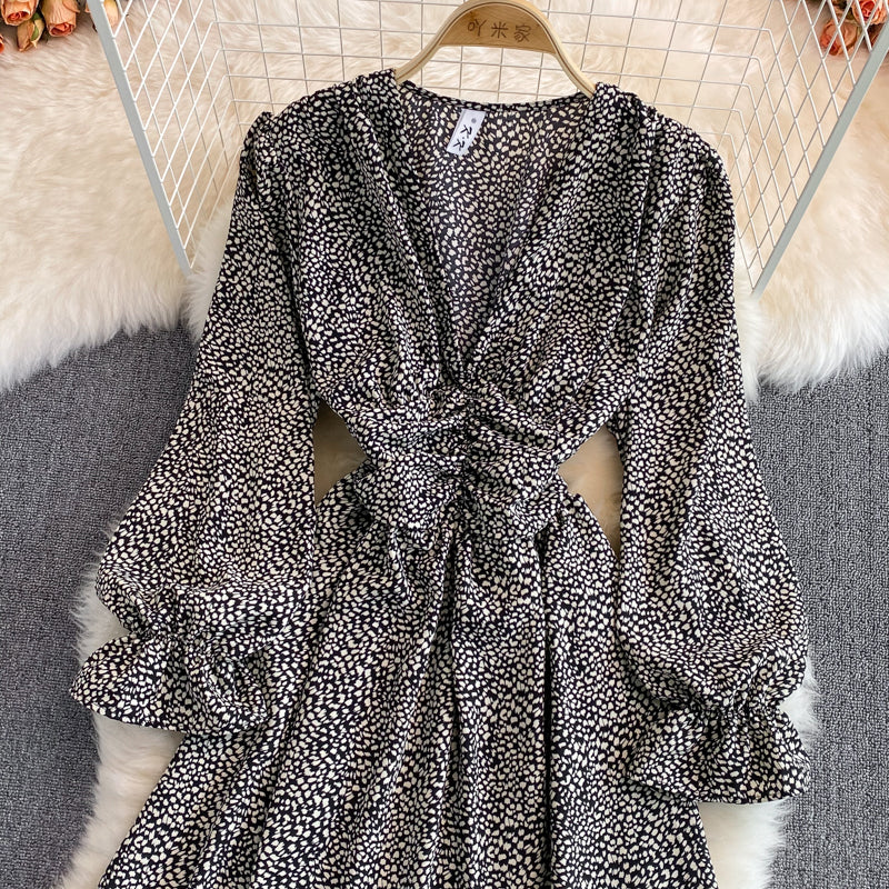 Kleines Kleid mit Leopardenmuster und V-Ausschnitt mit Blasenärmeln 3128
