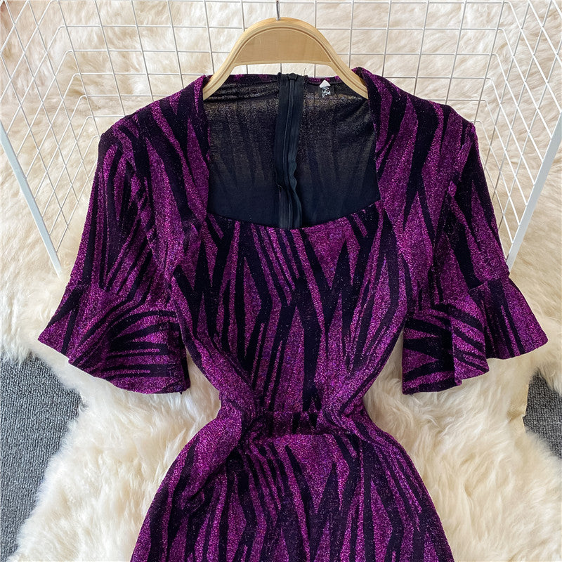 Temperamentvolles Kleid mit quadratischem Kragen aus heller Seide mit schmaler Passform und geteilter Hüfte 3338