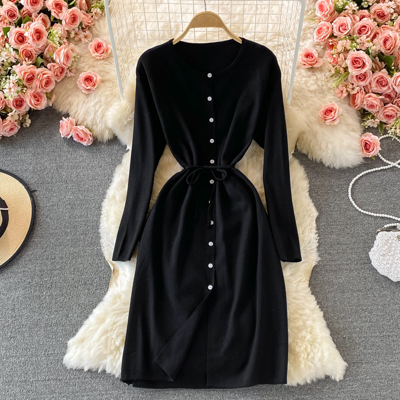 Einreihiges Strickkleid mit Rundhalsausschnitt und Taillen-Pulloverrock 3075