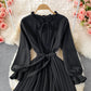 Leichtes Faltenkleid 3242 mit schmalem Stehkragen und Windbund