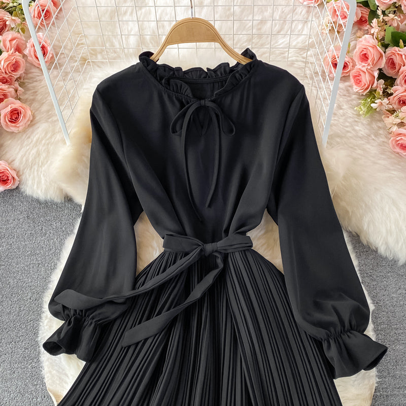 Leichtes Faltenkleid 3242 mit schmalem Stehkragen und Windbund