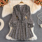 Kleines Kleid mit Leopardenmuster und V-Ausschnitt mit Blasenärmeln 3128