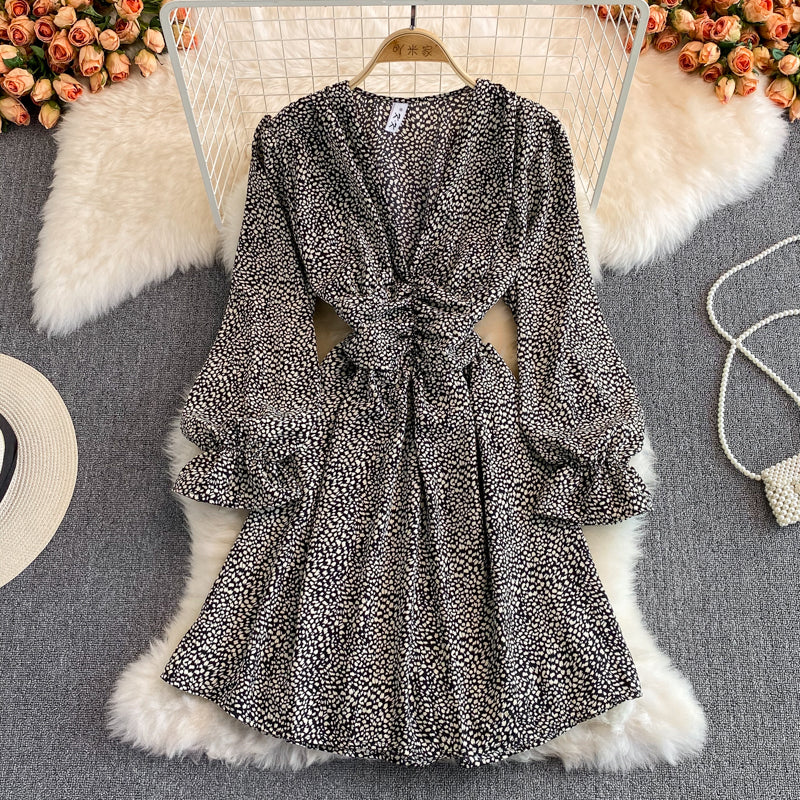Kleines Kleid mit Leopardenmuster und V-Ausschnitt mit Blasenärmeln 3128