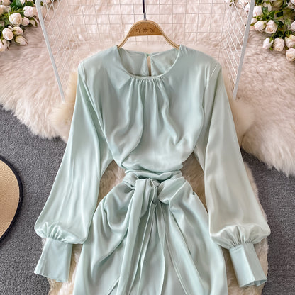 Rundhals-Temperament, schmale Taille, Langarm-Rüschenkleid 3123