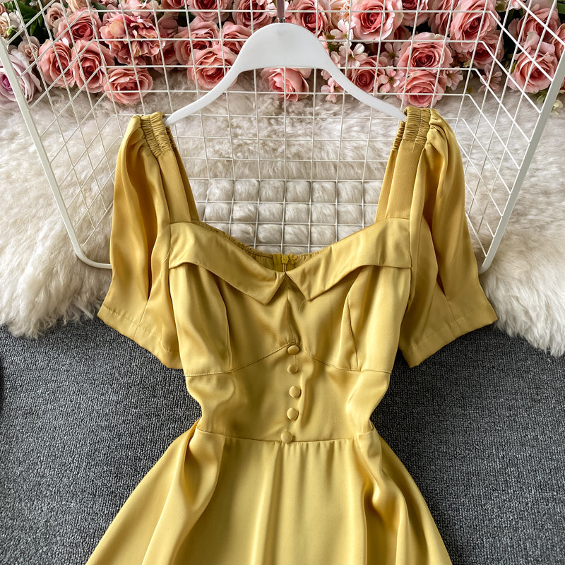 Kleid 3168 mit französischem Taillenverschluss und schmalen Luftblasenärmeln mit eckigem Ausschnitt