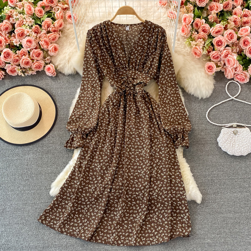 Schmales Blumenkleid 3363 mit hoher Taille, V-Ausschnitt und Blasenärmeln