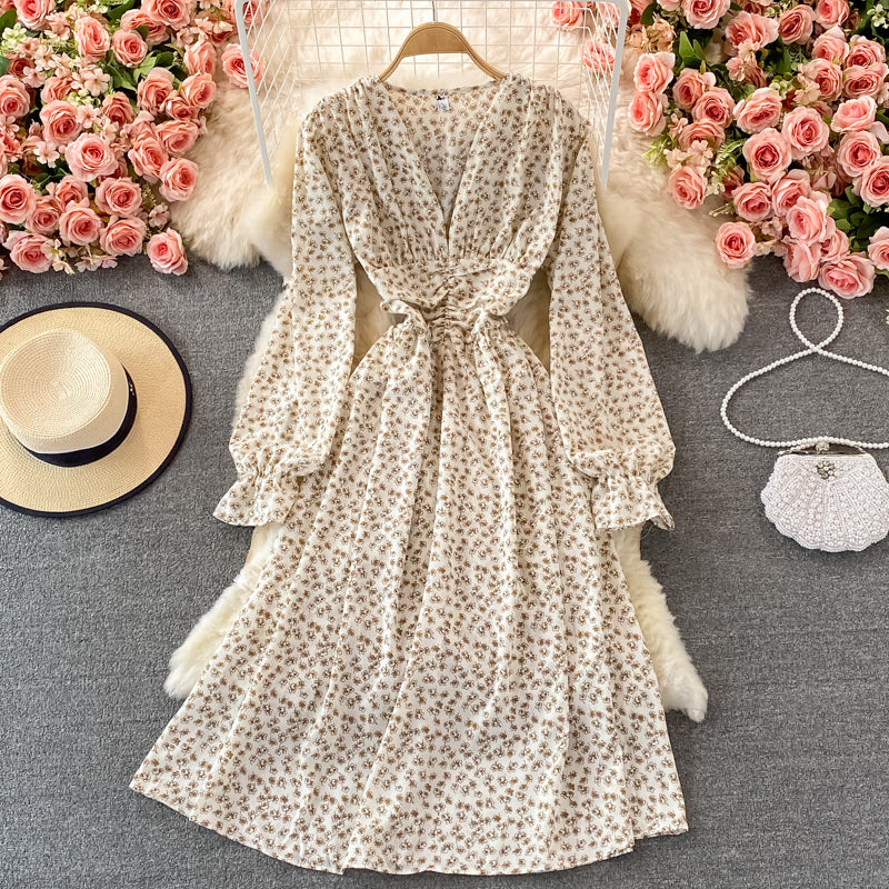 Schmales Blumenkleid 3363 mit hoher Taille, V-Ausschnitt und Blasenärmeln