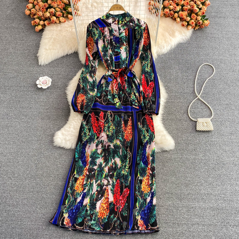 Temperamentvolles Plisseekleid mit Stehkragendruck 3362